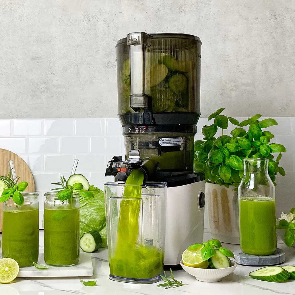 Kuvings AUTO10S Slow Juicer mit einem Glas frisch gepresstem grünem Saft
