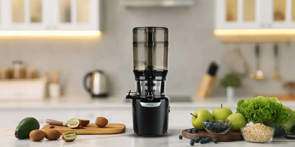 Kuvings AUTO10S Plus Slow Juicer in einer modernen Küche