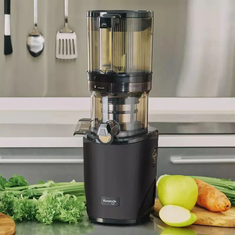 Kuvings AUTO8 Slow Juicer mit frischem Gemüse in der Küche