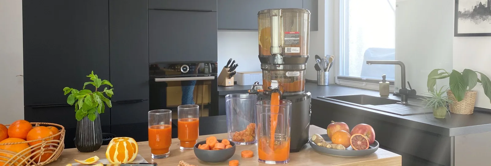 Frisch gepresster Saft und Zutaten auf einer hellen Küchenarbeitsfläche