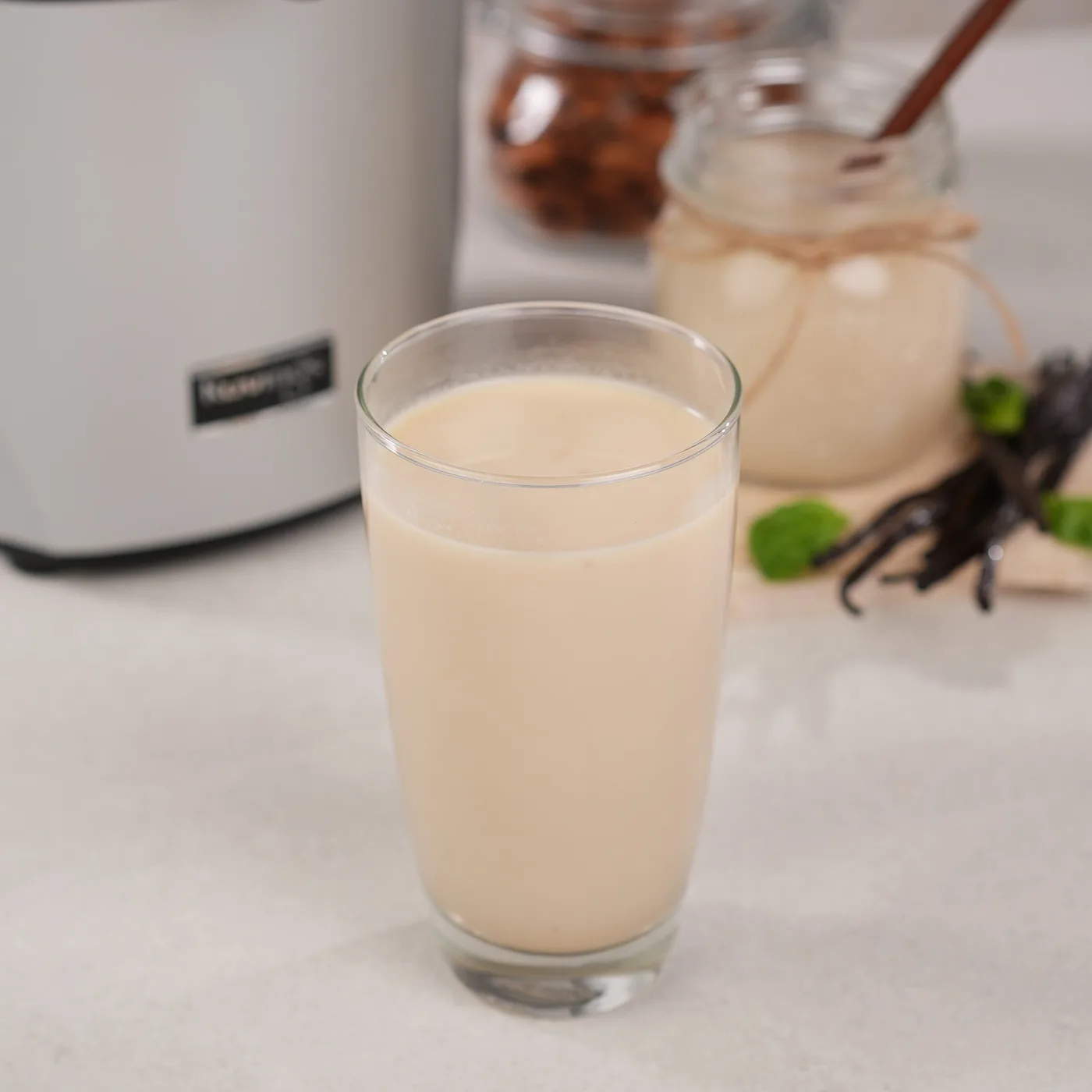 Selbst gemachte Mandelmilch aus eingeweichten Mandeln